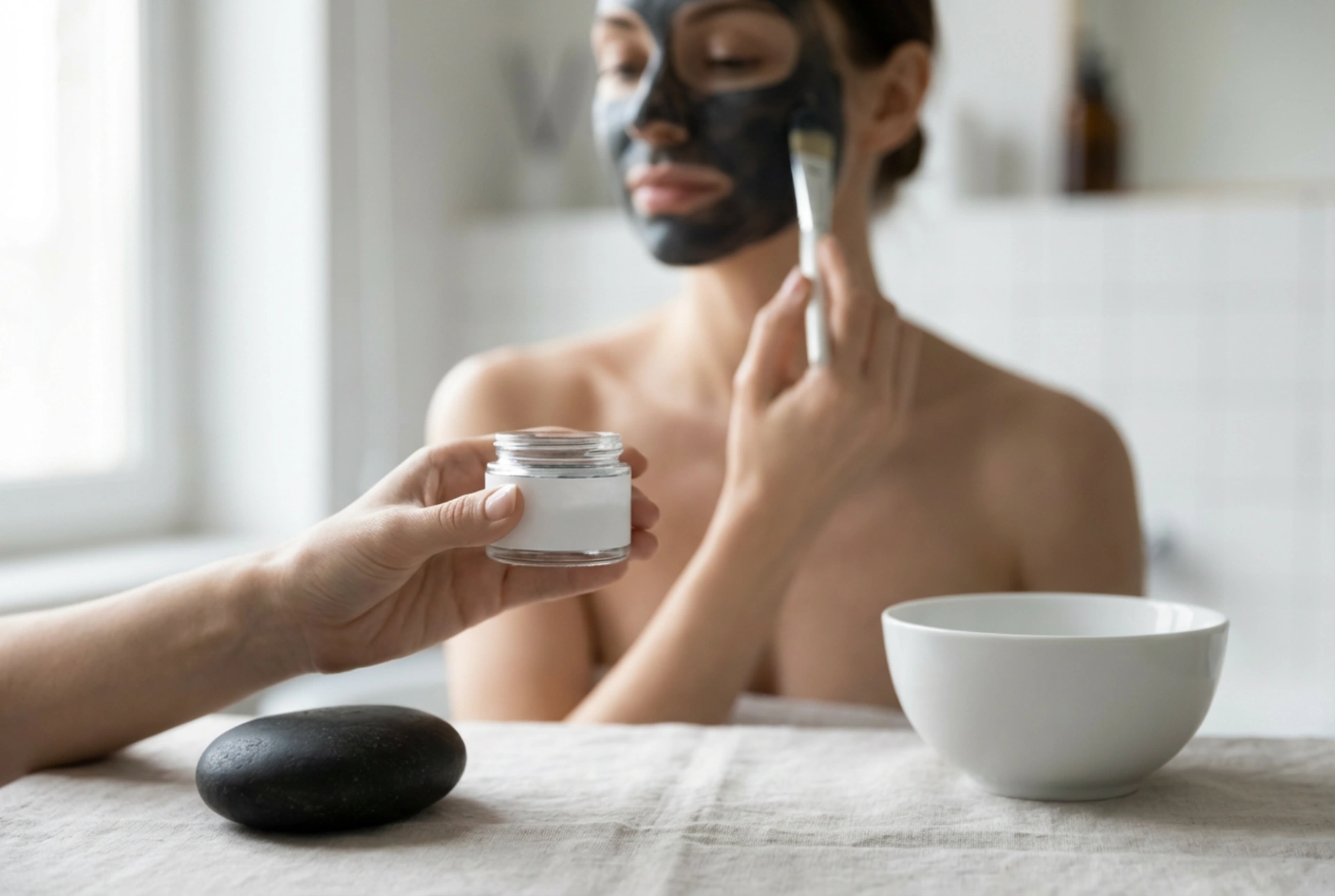 Actieve koolstof masker: stap-voor-stap reiniging voor een stralende huid