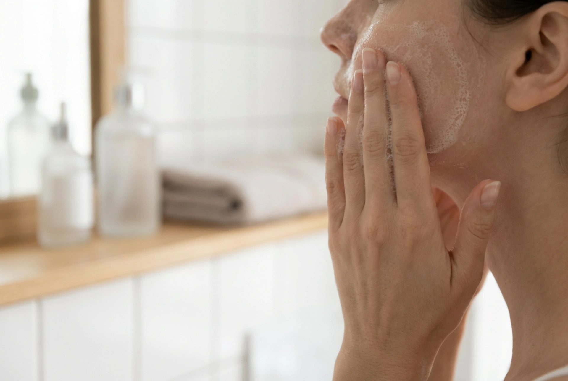 Reinigingsgel voor make-up en gezichtsreiniging: hoe te gebruiken zonder de huid uit te drogen
