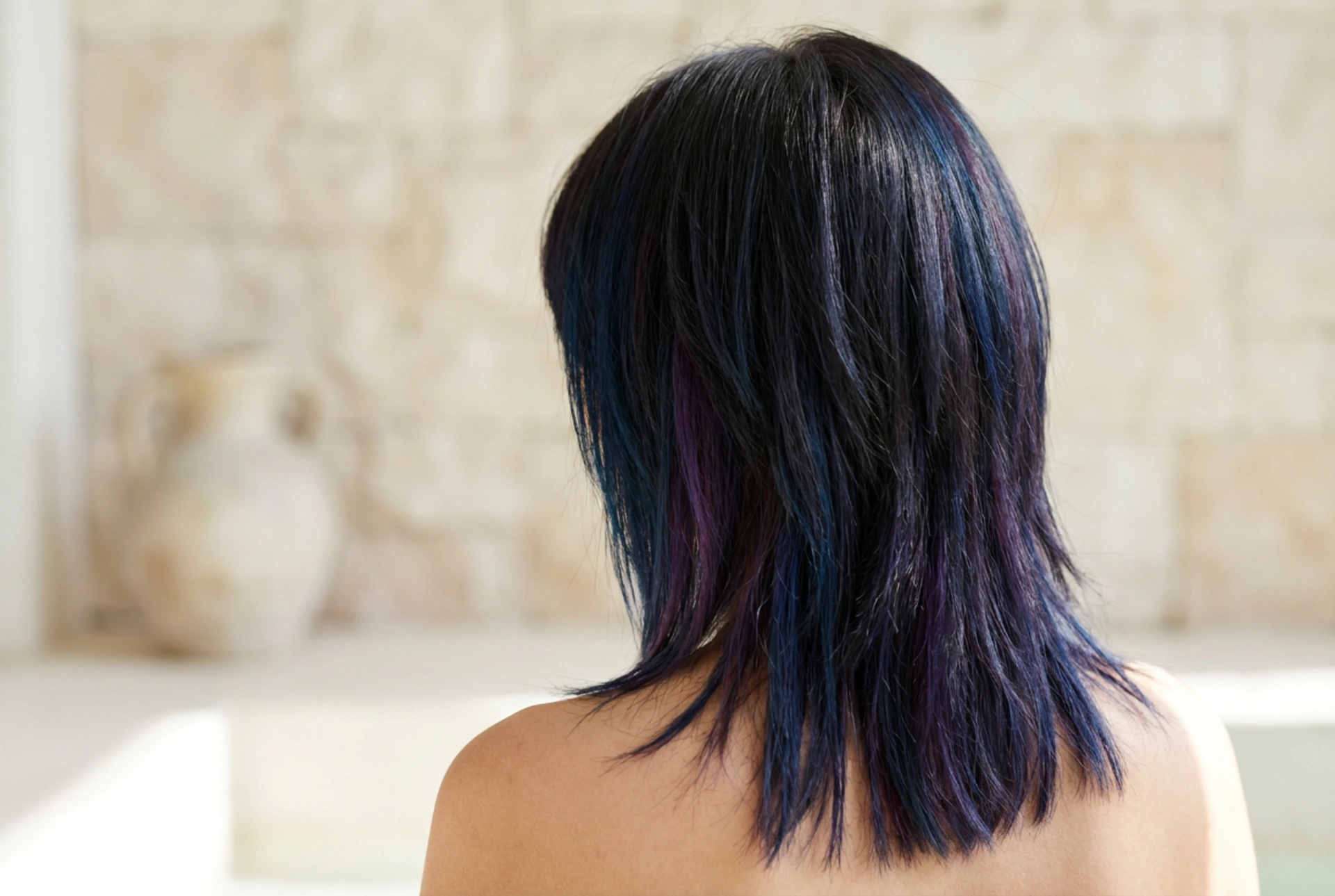 Emo kapsel voor dames: gelaagde snit, styling en kleurverzorging