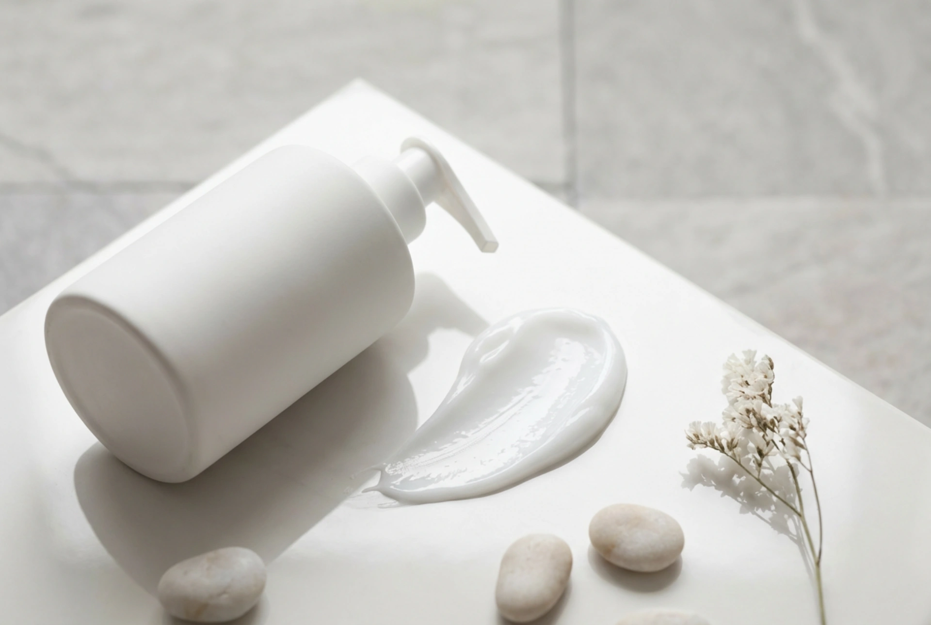 Het kiezen van de juiste hydraterende crème voor een onzuivere huid: lichte texturen en milde verzorging