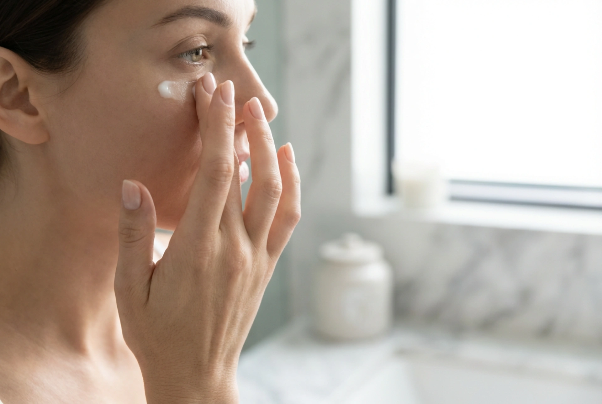 Hydraterende oogcrème: hoe de juiste textuur te kiezen en aan te brengen zonder wrijven