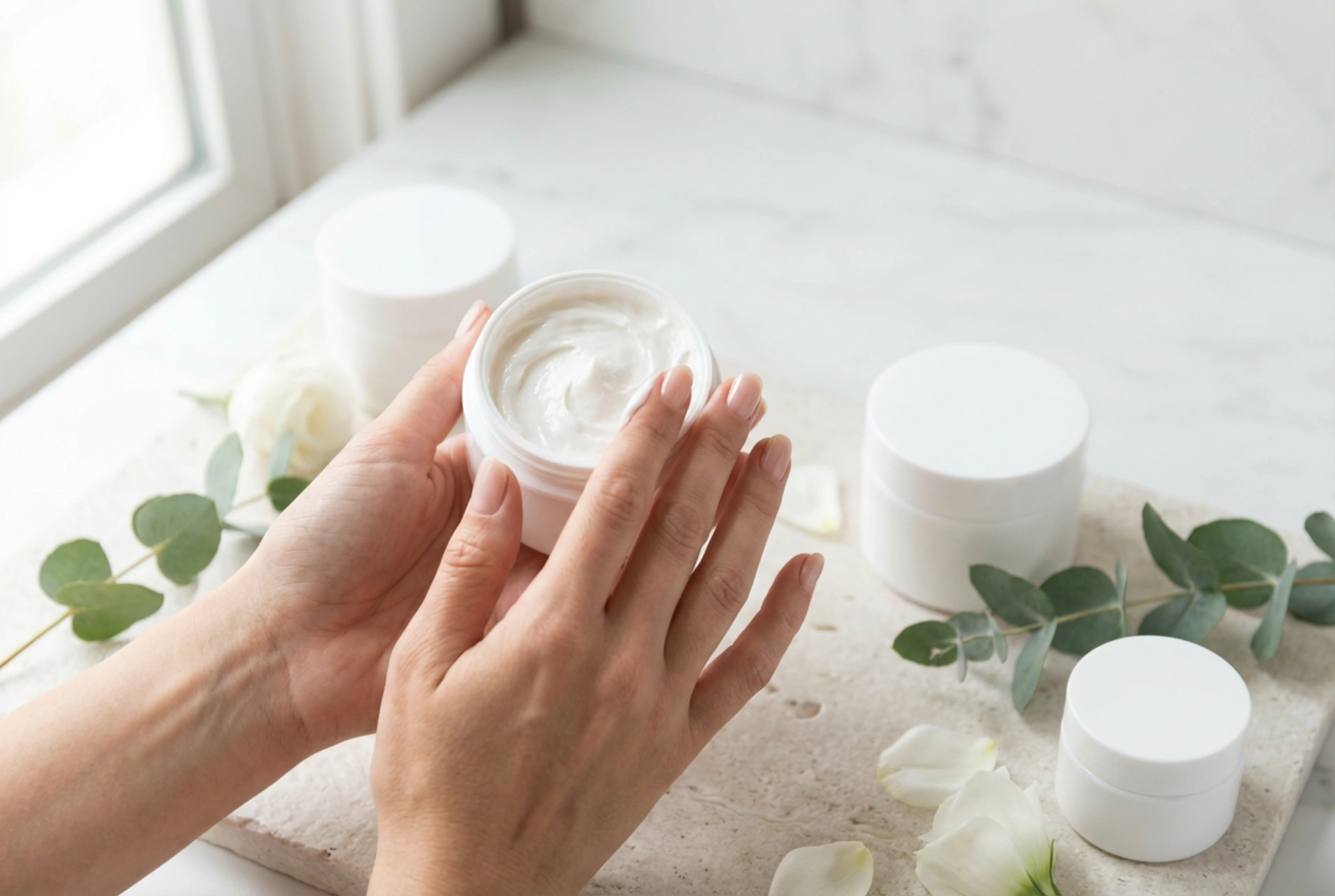 Hydraterend masker: wanneer te gebruiken, hoe aan te brengen en het effect te versterken