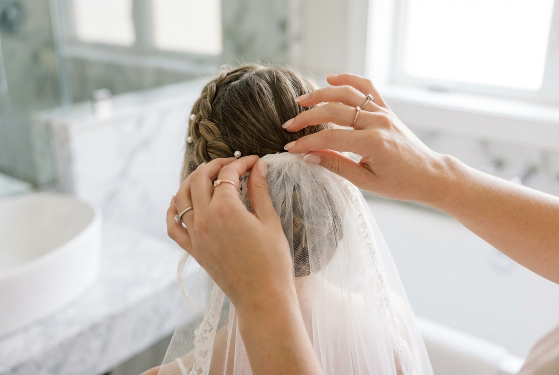 Bruidskapsels met sluier: hoe te bevestigen en te stylen zodat ze de hele nacht blijven zitten