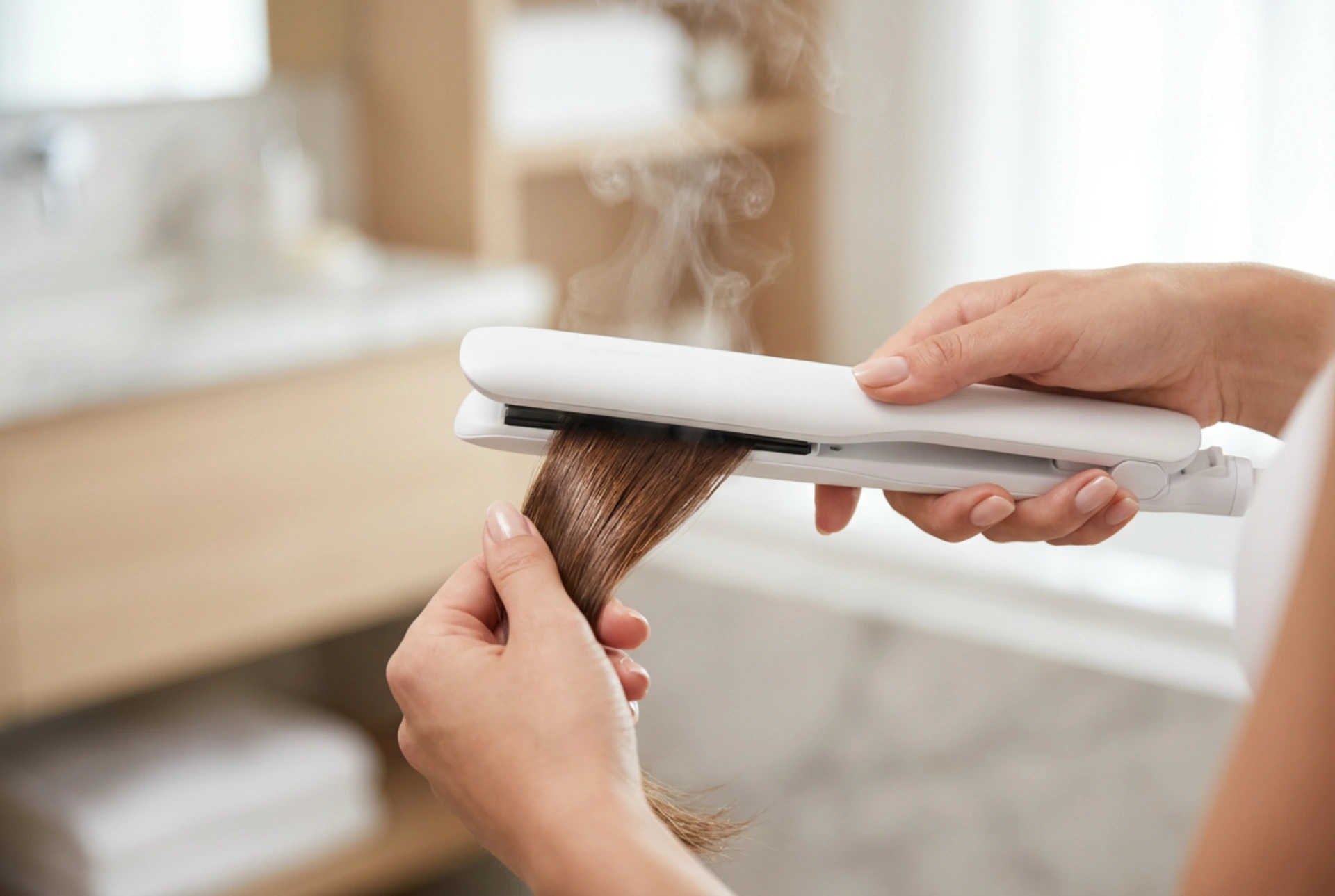 Stoomstijltangen: hoe ze werken en hoe je je haar milder stijlt