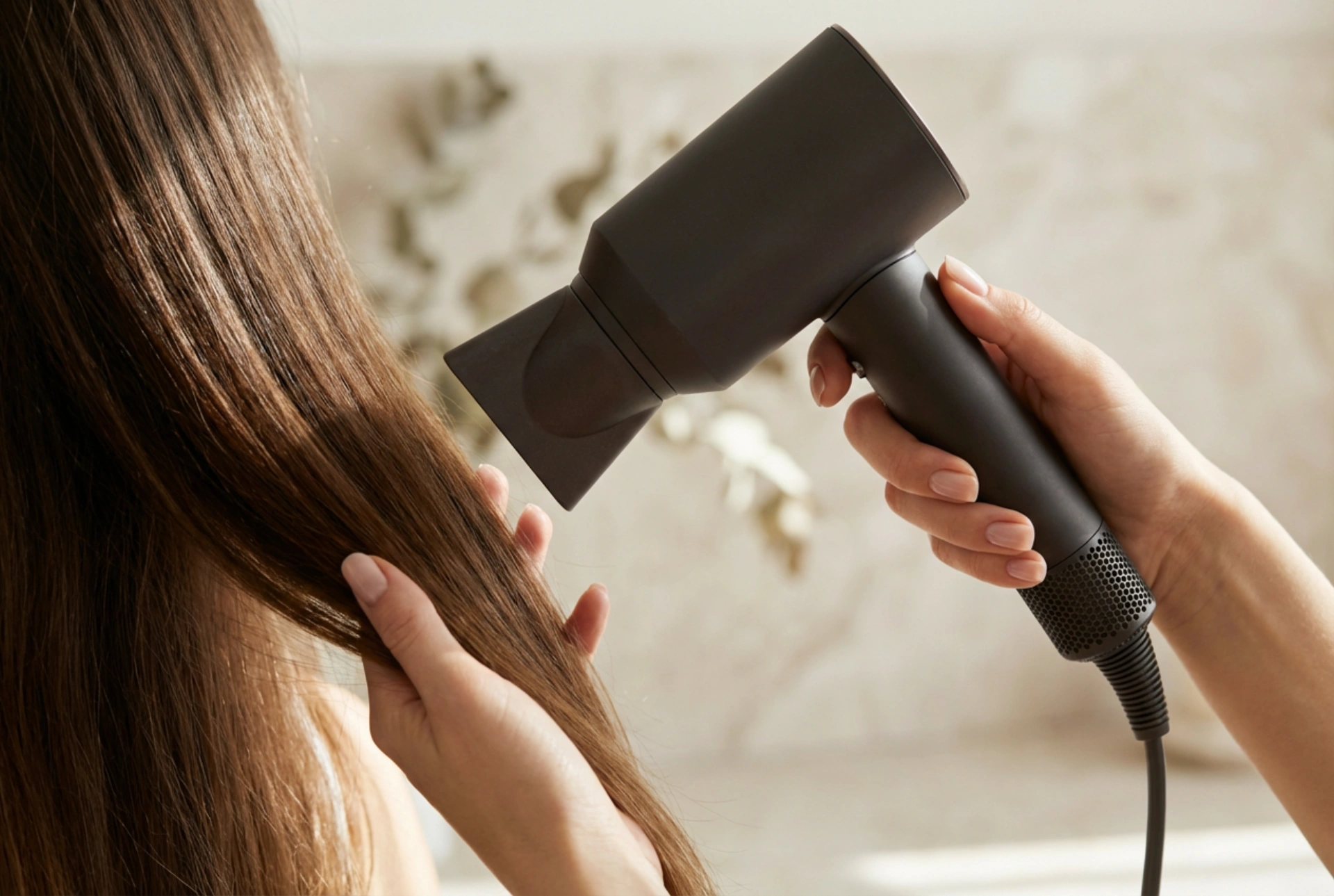 Föhn 2000 W: hoe de temperatuur en luchtstroomsnelheid aanpassen aan je haartype