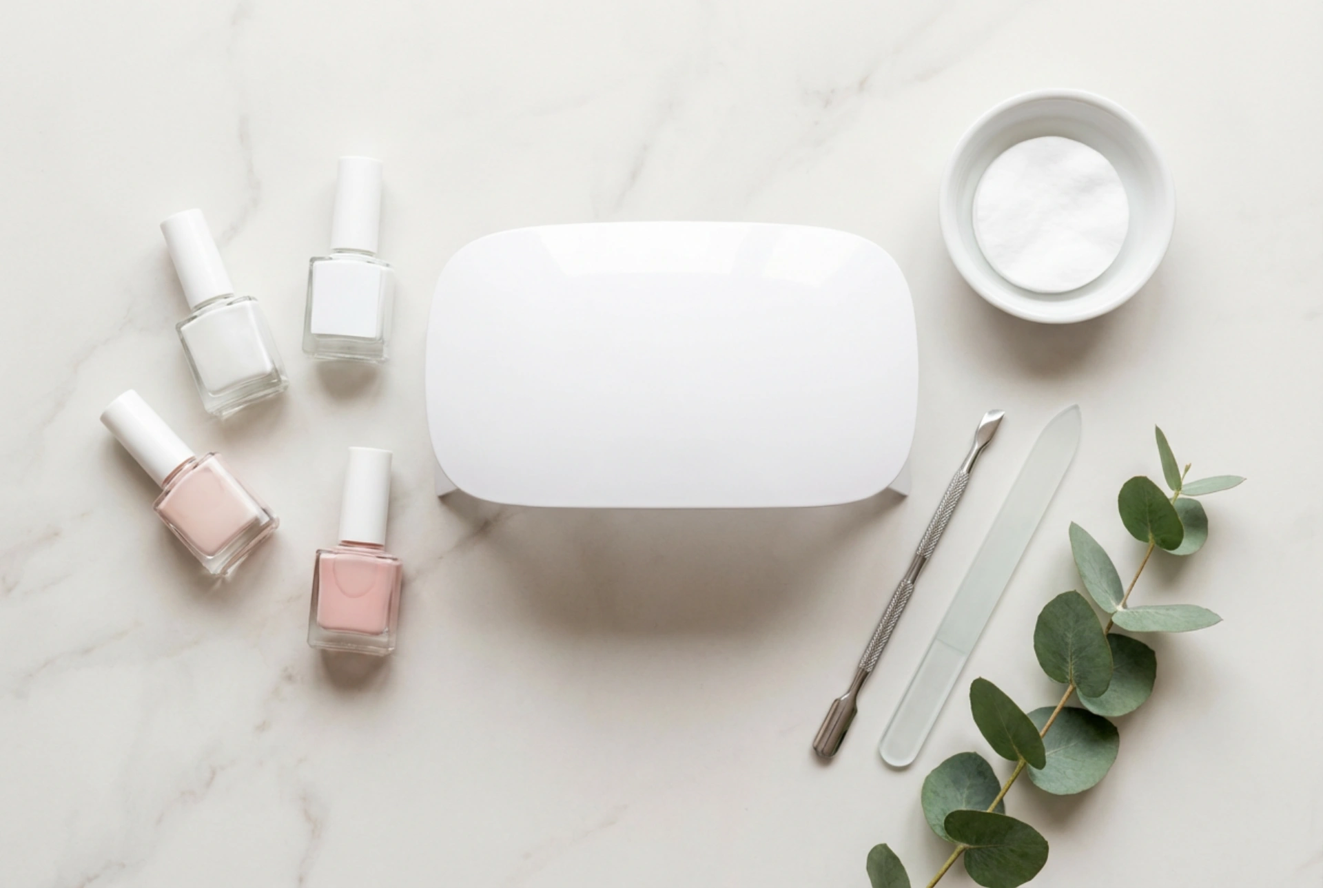 Gids voor een hybride manicure set: onderdelen en lampen