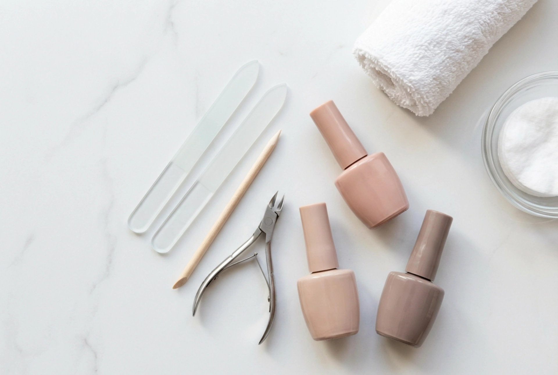 Professionele nagelset: wat onderscheidt het van een thuisset en hoe te kiezen