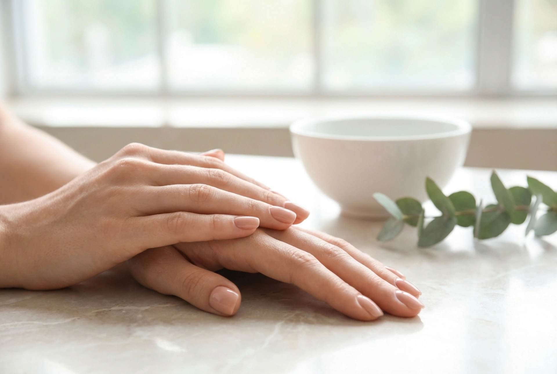 Natuurlijke hybride nagels: dunne applicatie, nude kleuren en glans