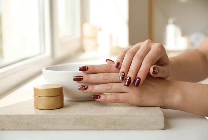 Bourgondisch rode nagels met goud: fijne lijntjes, folie en poeders