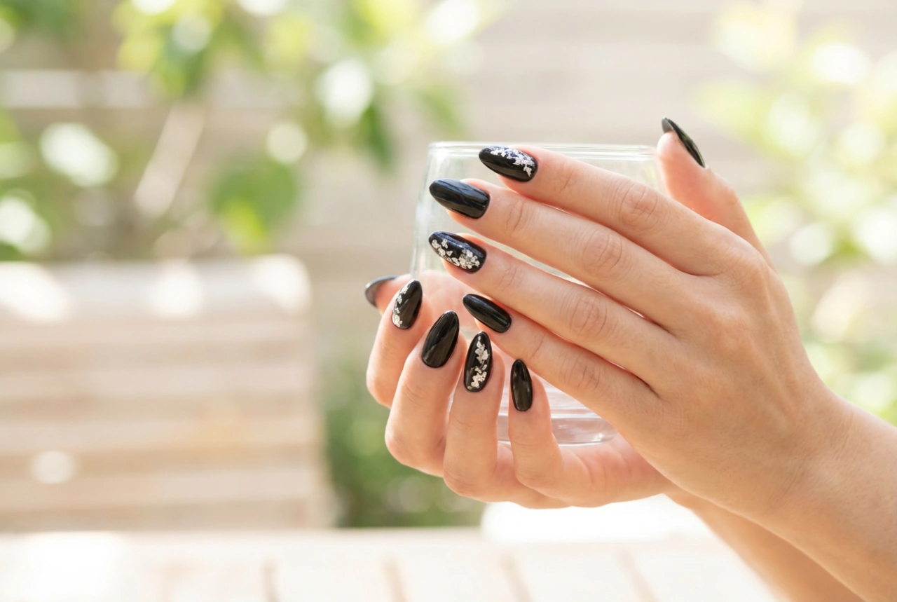 Zwarte nagels voor de zomer: hoe geef je ze lichtheid met nail art en de juiste afwerking