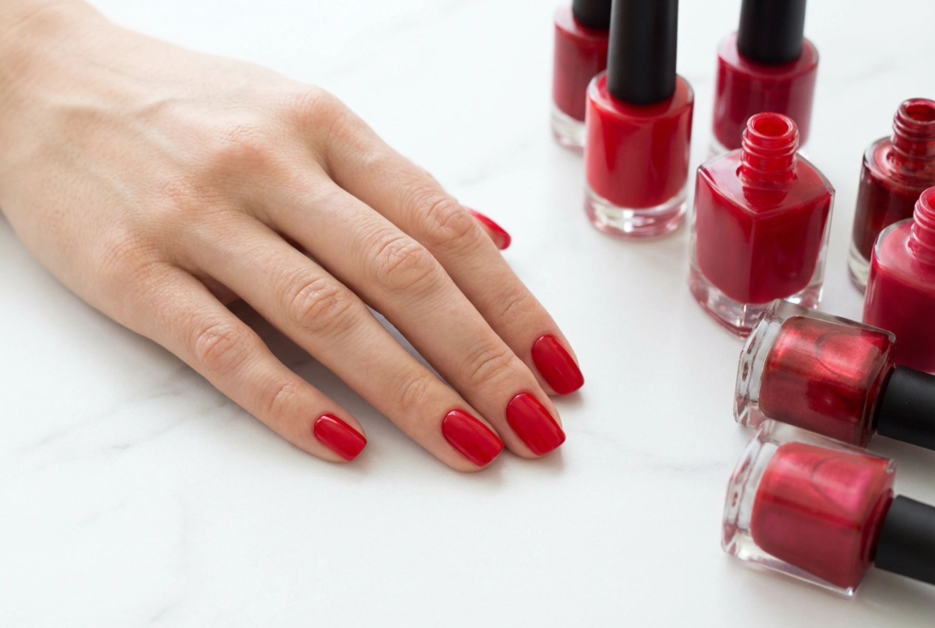 Rode nagellak: de juiste tint, dekking en finish kiezen