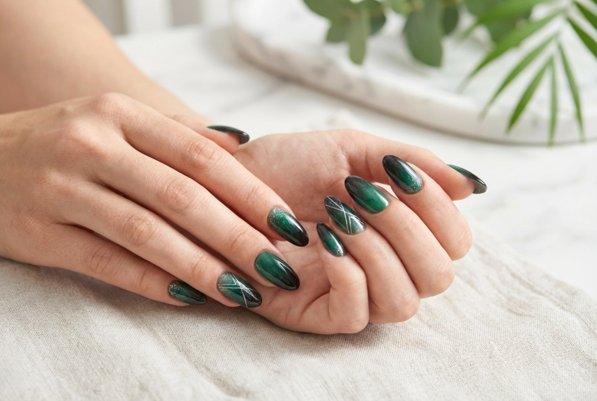 Zwart-groene nagels: smokey ombre, glaspoeder en geometrische lijnen