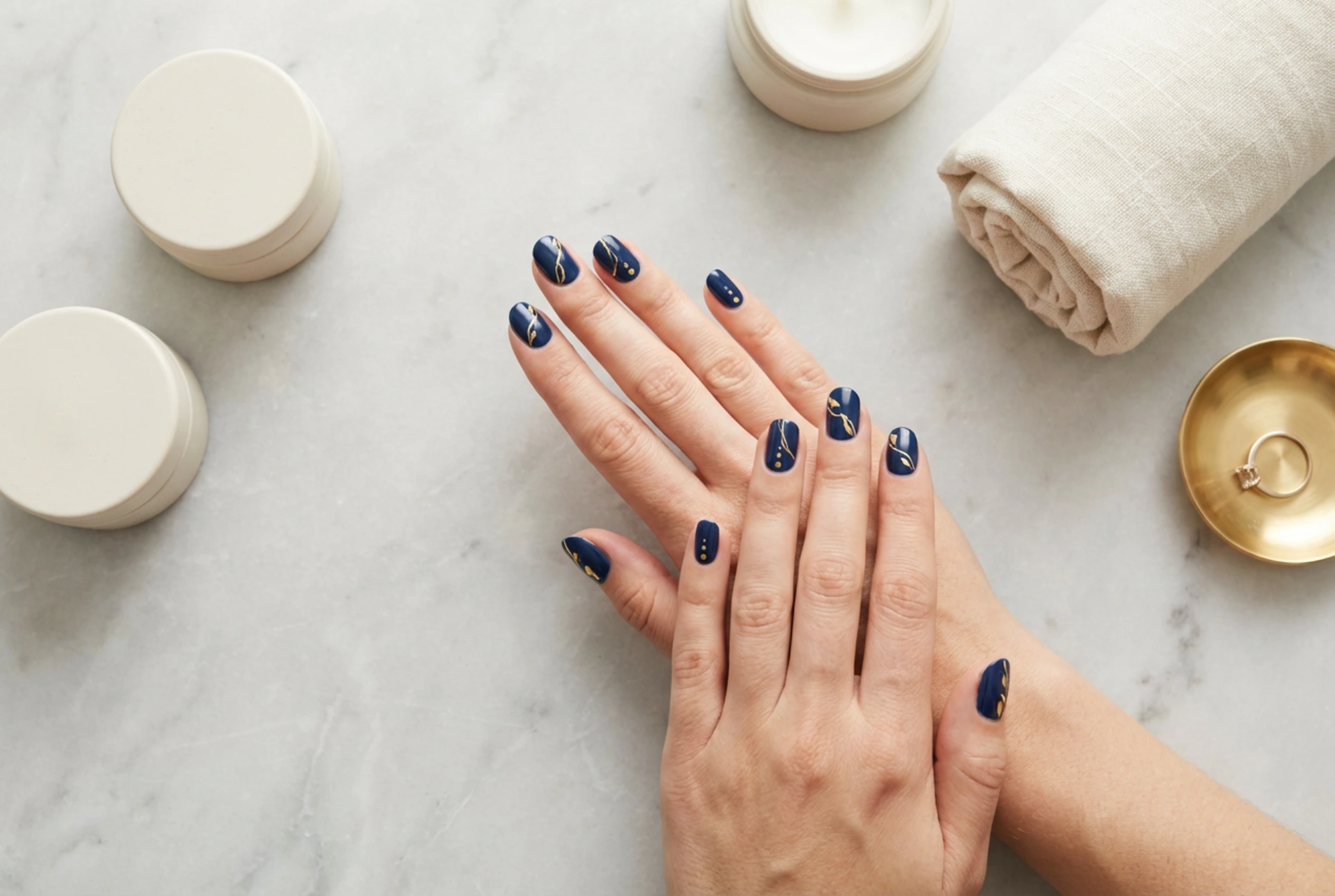 Marineblauwe nagels met goud: een elegant duo in drie eenvoudige stijlen