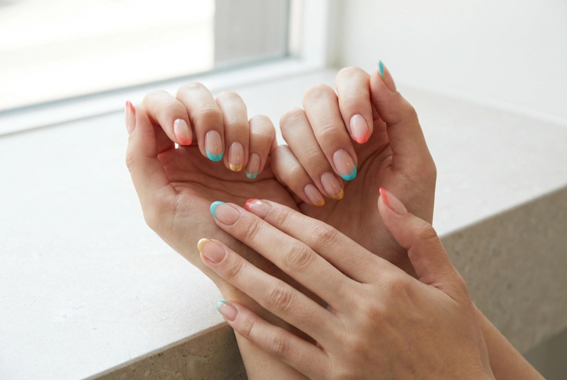 Gekleurde nageltips: strakke lijnen zonder sjabloon en een duurzame afwerking