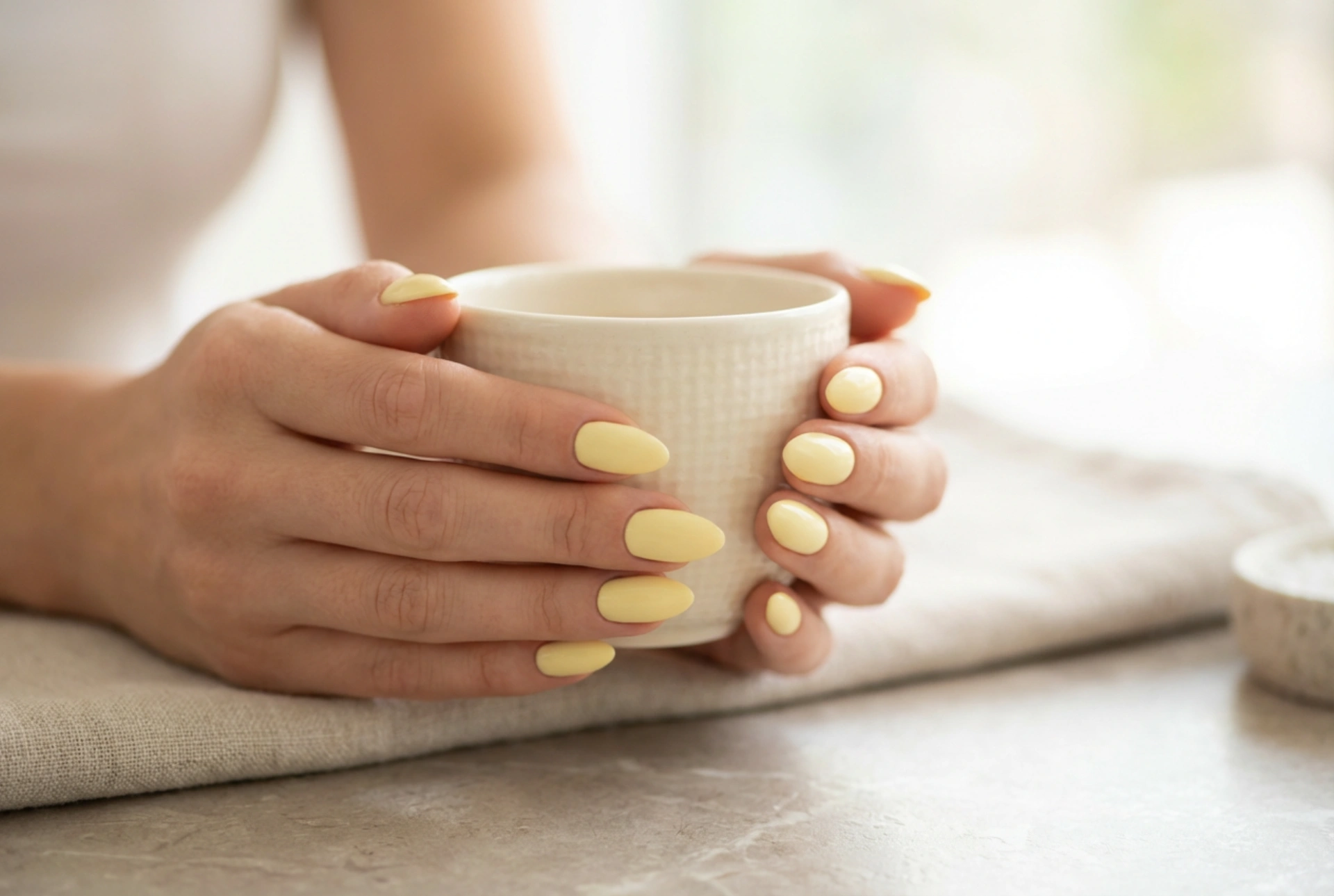 Pastelgele nagels: een subtiele manicure voor elke dag