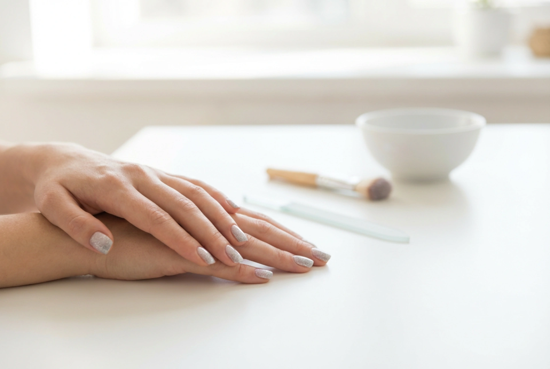 Glittermanicure zonder knoeien: aanbrengen, verloop en verwijderen
