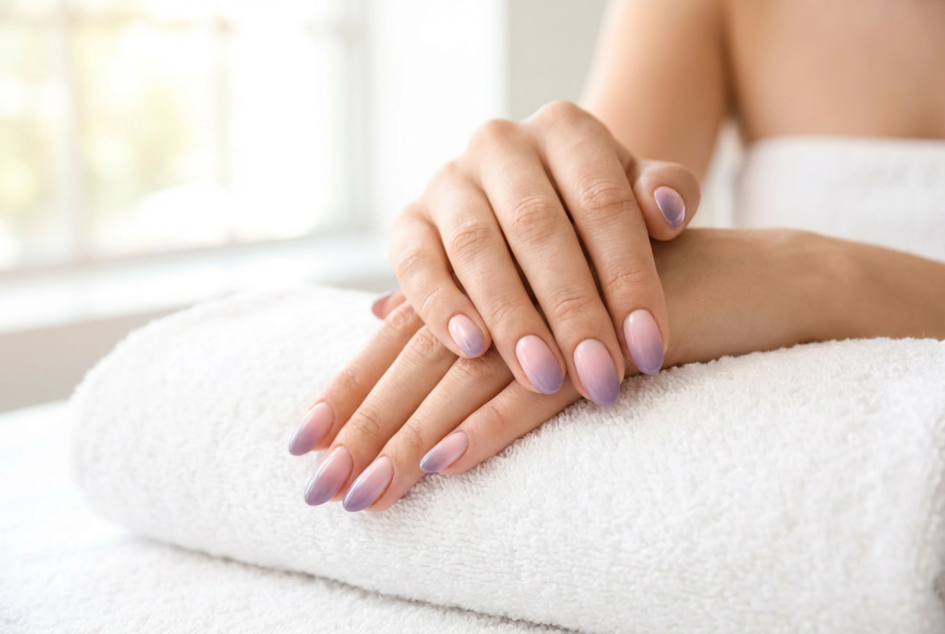 Roze-paarse ombré nagels: kleuren combineren en vloeiende overgangen