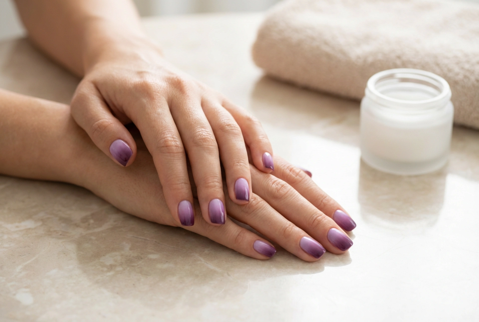 Paarse ombre nagels: van lila tot pruim, vloeiende overgangen