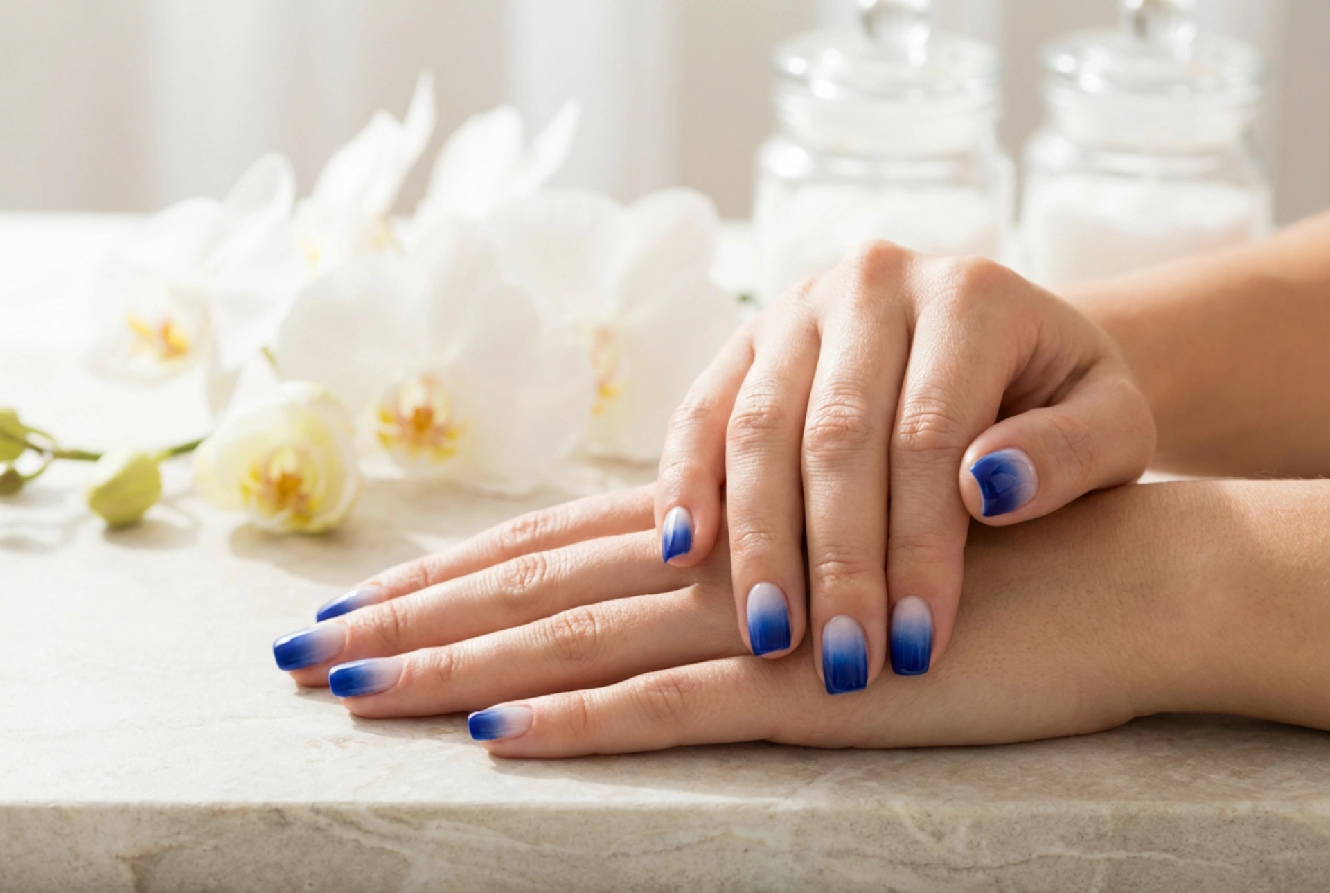Kobaltblauwe Ombré Nagels: Diepblauw met een Vloeiende Overgang