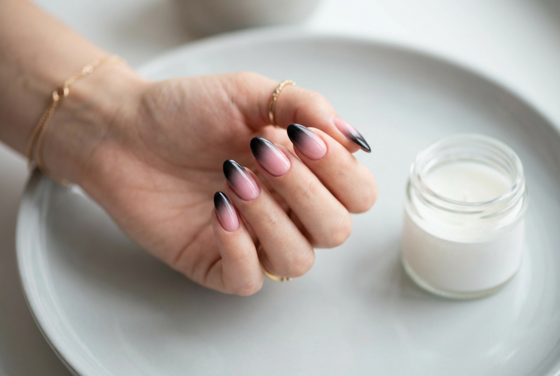 Roze-zwarte ombre nagels: een contrastrijk effect zonder strepen