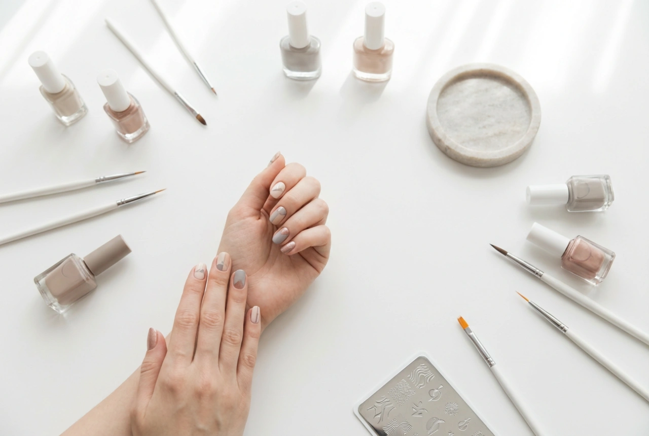 Geometrische nagelkunst: tapes, stempels en penselen