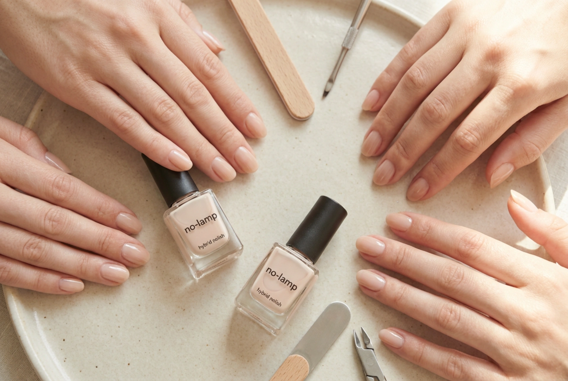 Hybride nagellak zonder lamp: wat het is, hoe je het aanbrengt en de duurzaamheid verlengt