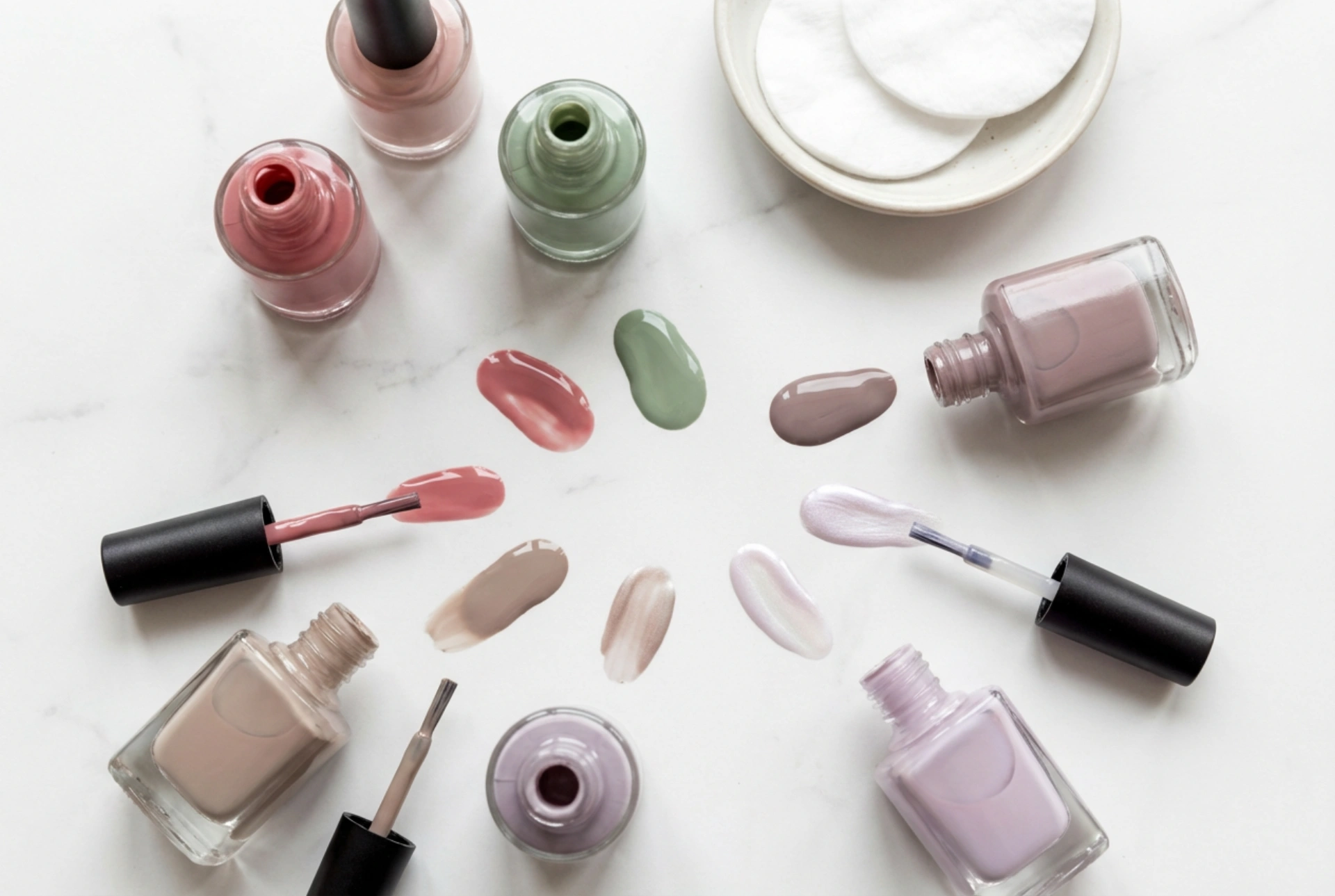 Hybride nagellakkleuren in de praktijk: tinten kiezen, dekking en afwerking