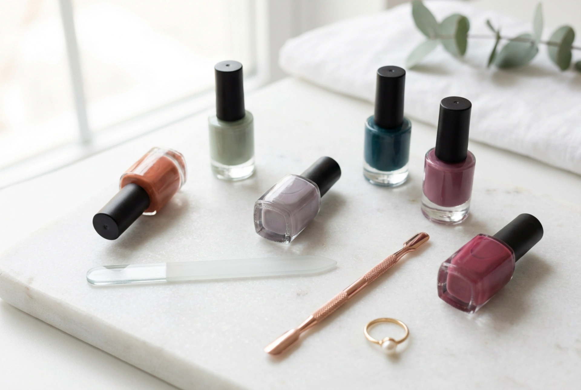 Nagellaksets: hoe kies je de juiste kleuren en accessoires