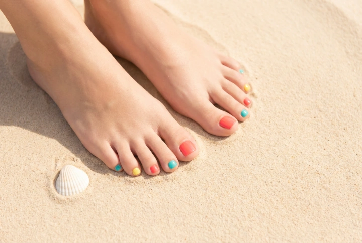 Hybride pedicure voor de zomer: verzorging, kleuren en strandbestendigheid