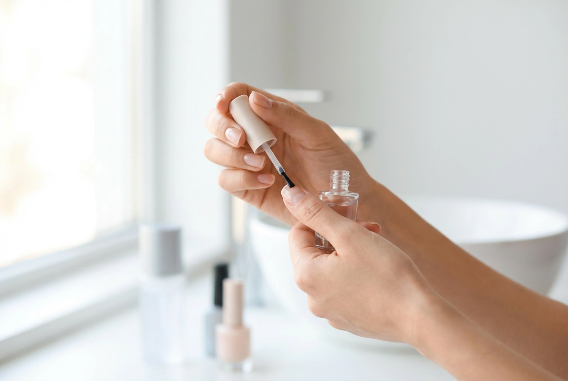 Het kiezen van een nagelbasecoat: waarom en hoe breng je het correct aan