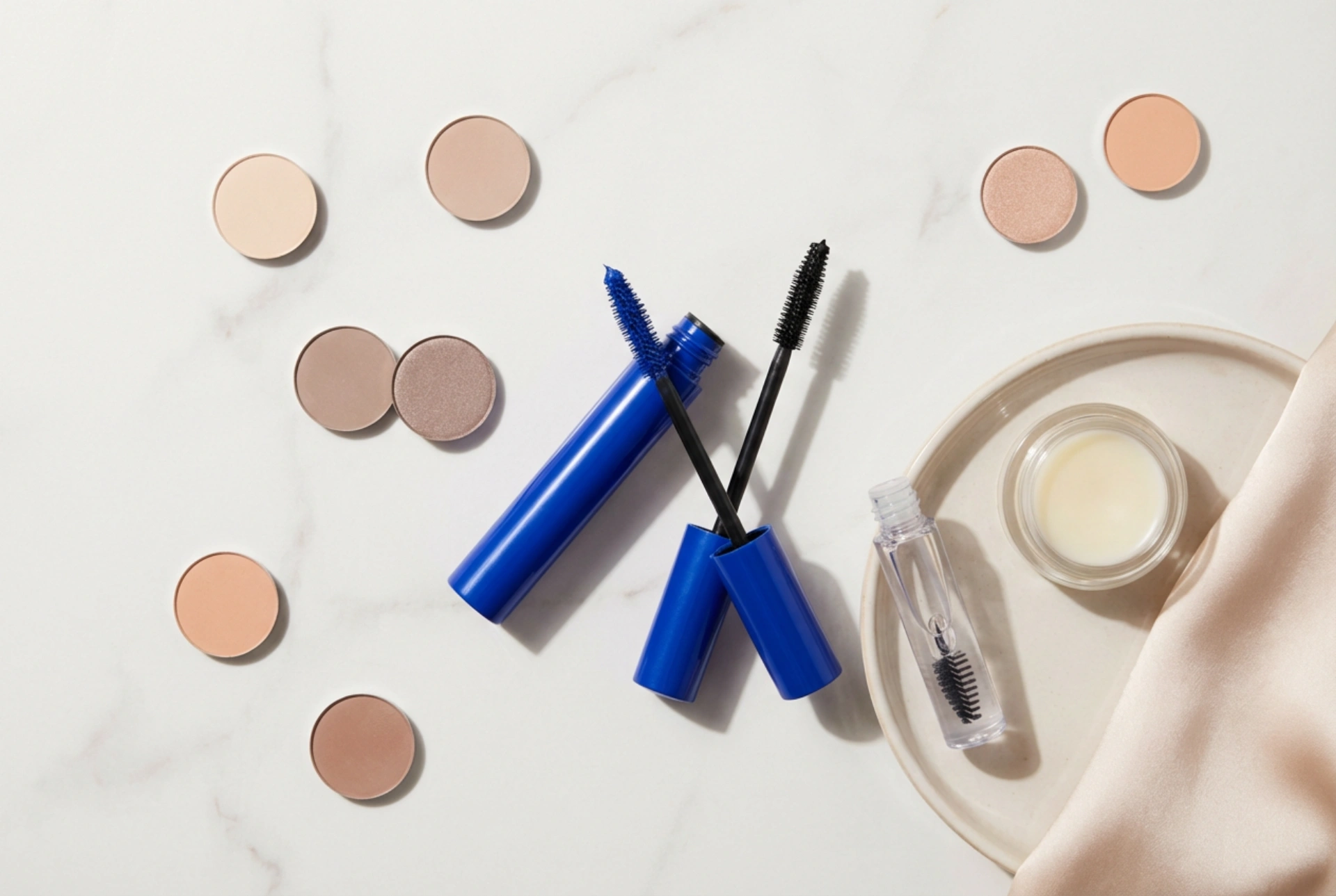 Blauwe mascara in de praktijk: waarmee combineren en hoe je blik te accentueren