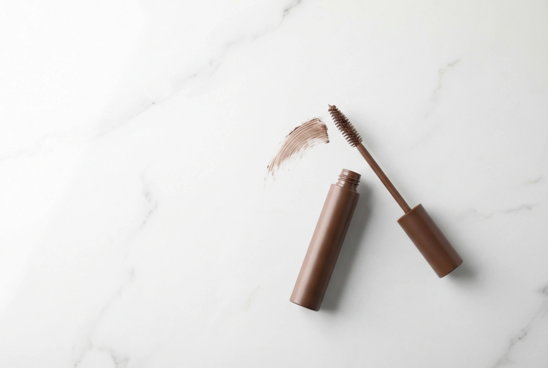 Bruine mascara: een subtiele accentuering van de blik zonder zwaarte