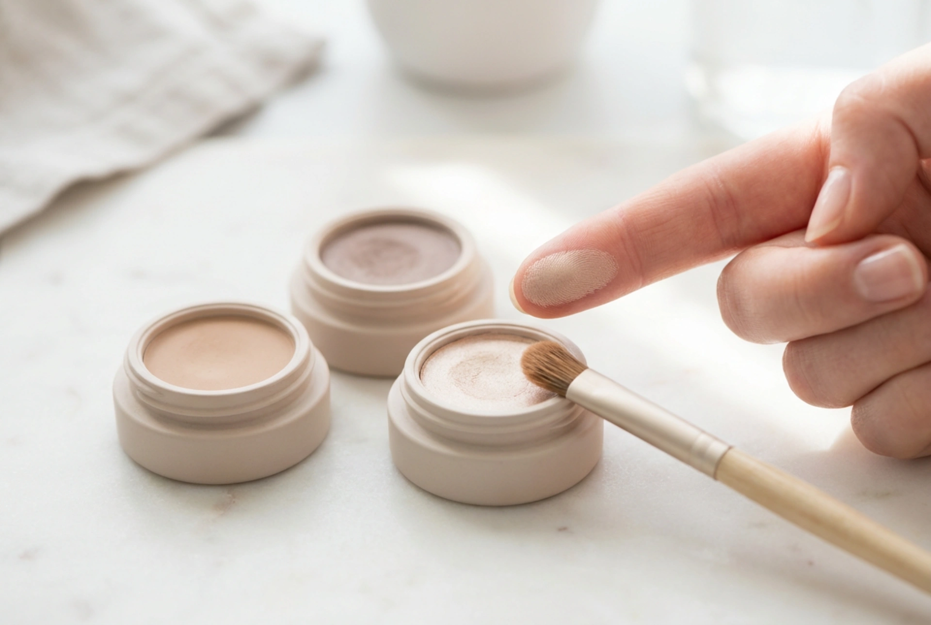 Crème oogschaduw: primer, vinger of kwast en hoe je ophoping voorkomt
