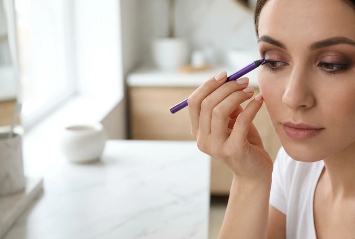 Paars oogpotlood: verjongende tinten, zachte lijnen en combinaties met bruin