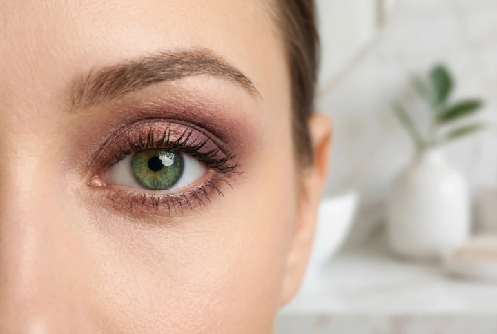 Make-up voor groene ogen: kant-en-klare schema's voor overdag en 's avonds