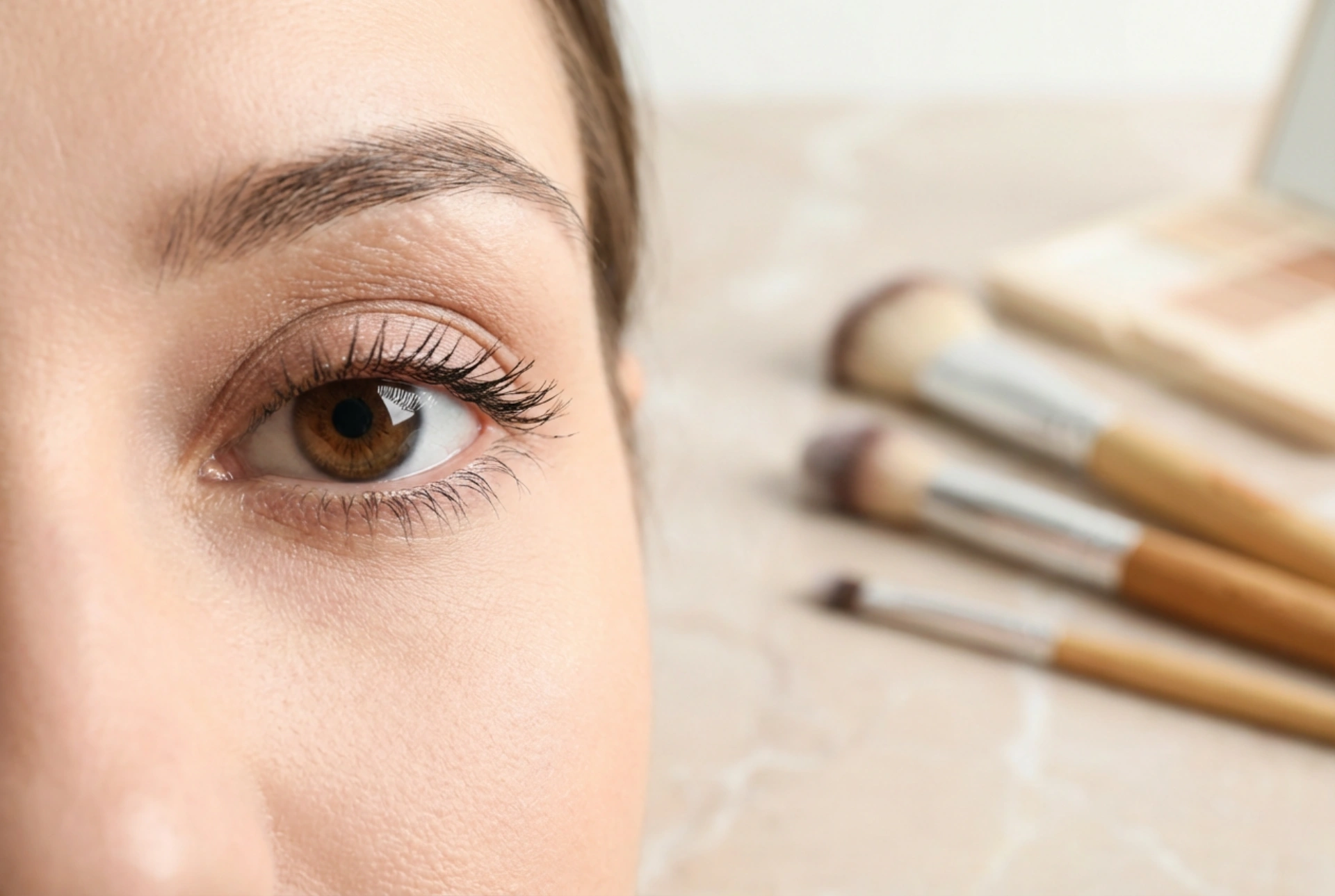 Natuurlijke oogmake-up: een frisse look in een paar eenvoudige stappen