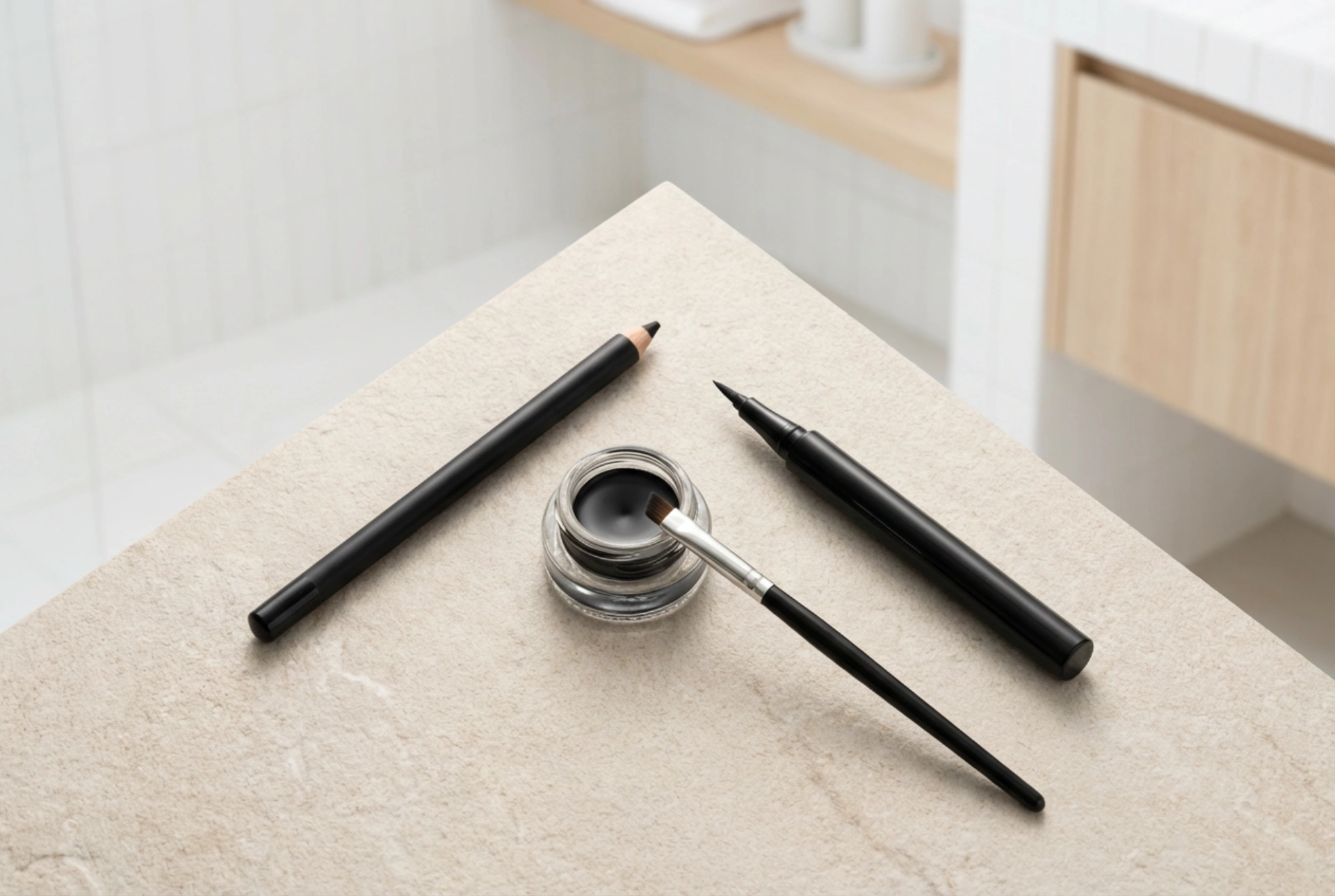 Eyeliner aanbrengen op drie manieren: potlood, penseel en gel
