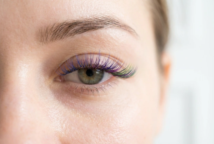 Kleurrijke wimperplukjes: accenten in de buitenste ooghoek en het ombre-effect