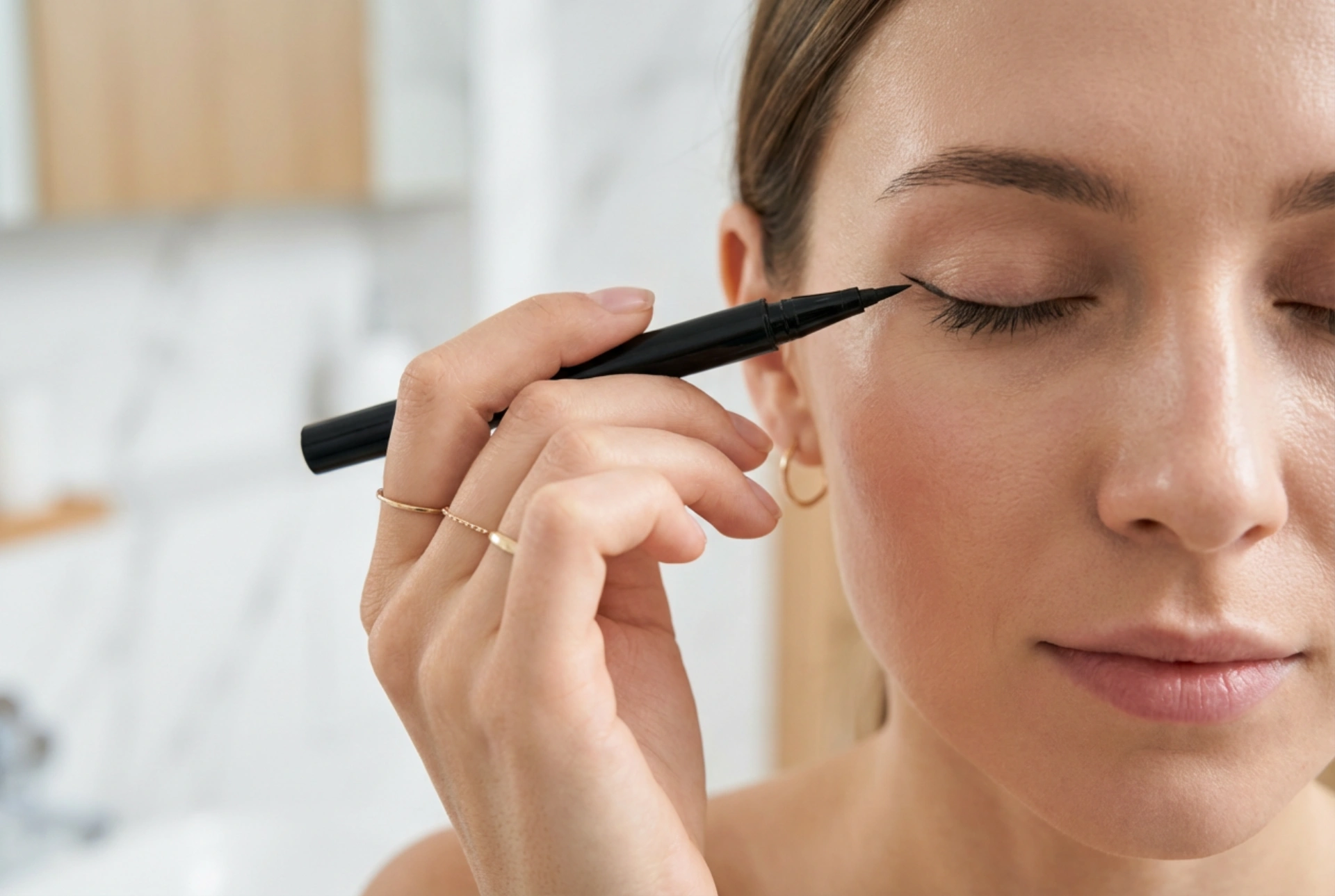 Hoe breng je eyeliner aan: applicatorgreep, hoeken en afwerkingen