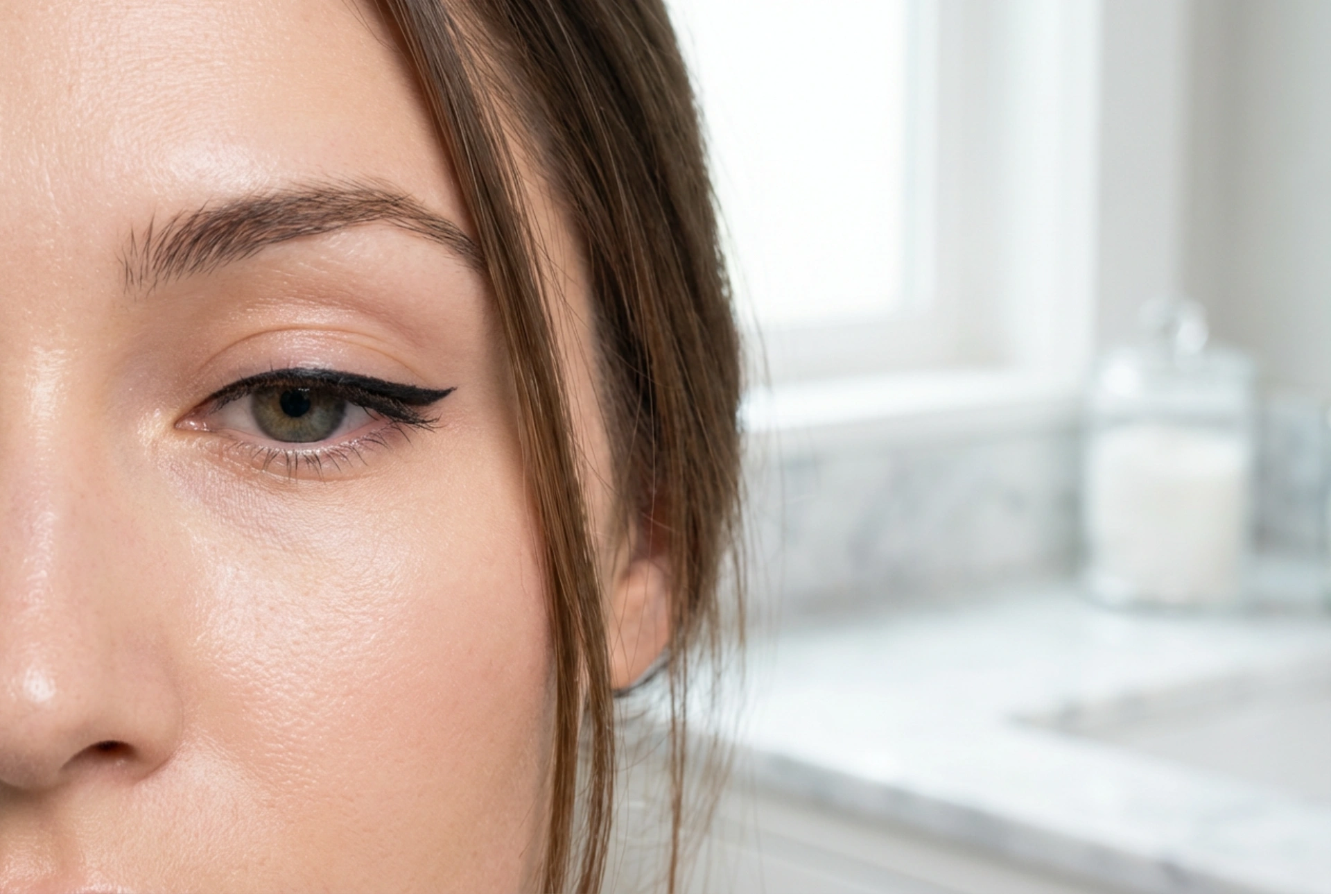 Hangende oogleden: eyeliner aanbrengen voor een liftend effect