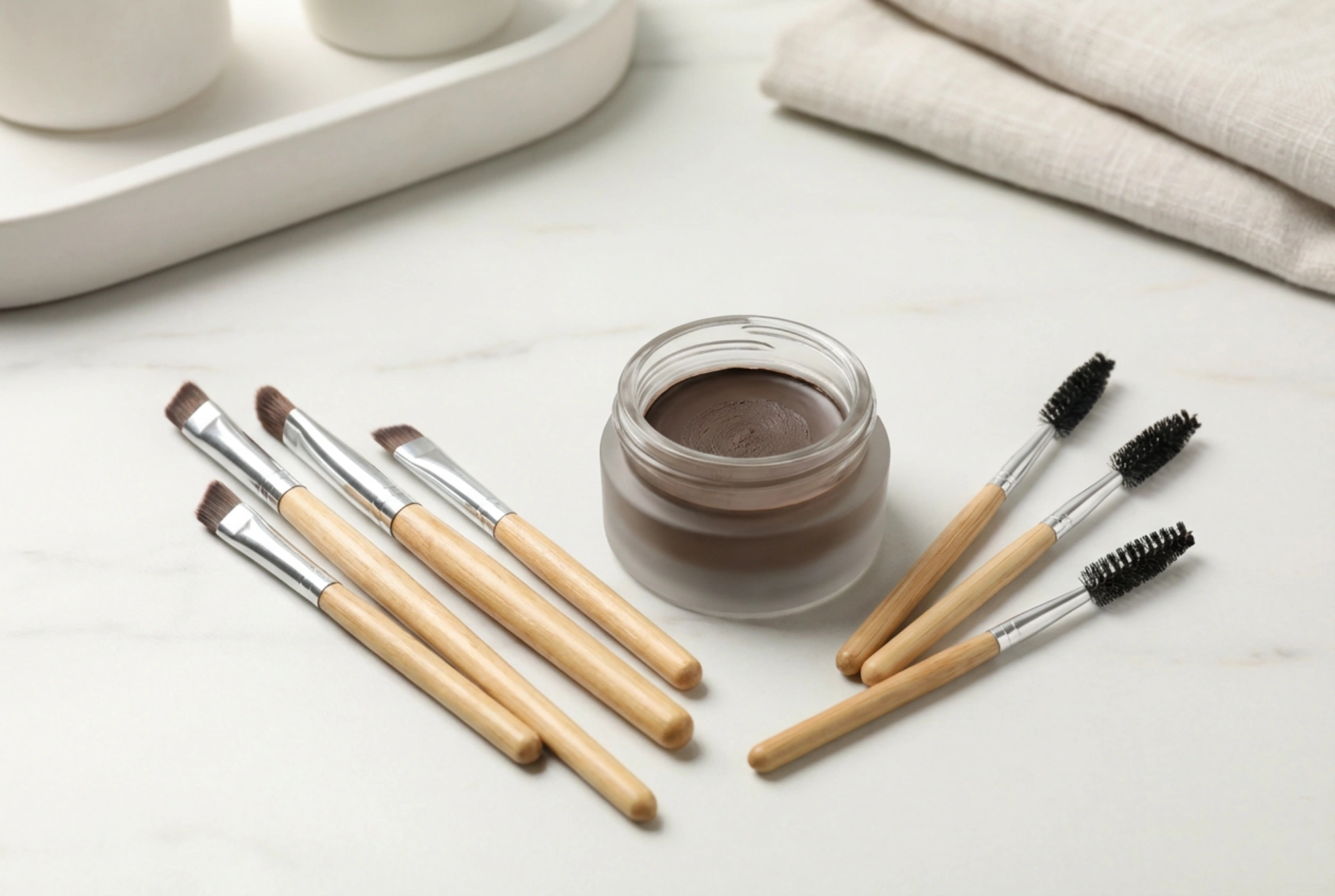 Wenkbrauwkwasten: Vormen en hoe je ze gebruikt met pomade