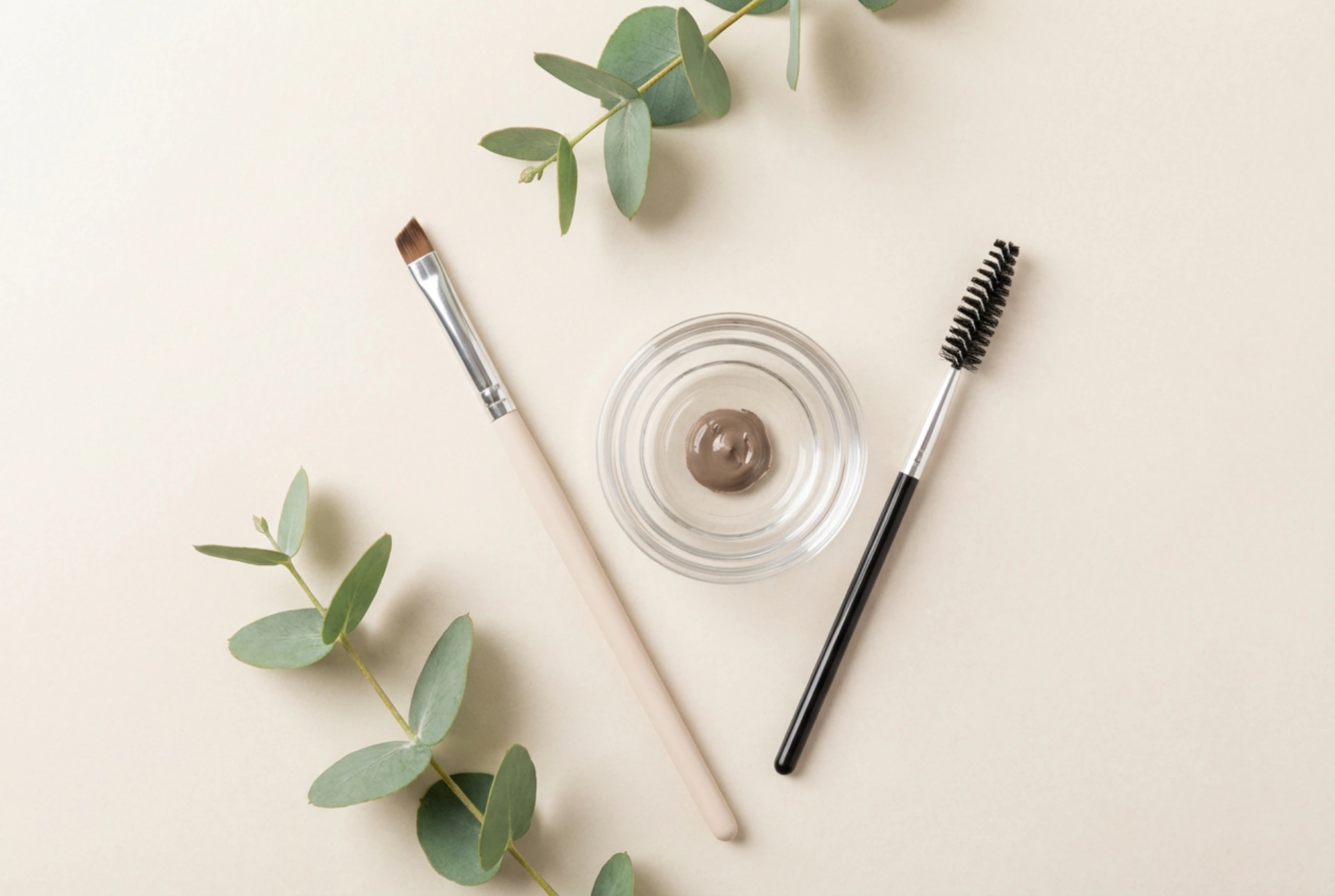 Wenkbrauwverf: Hoe je thuis een natuurlijk resultaat bereikt