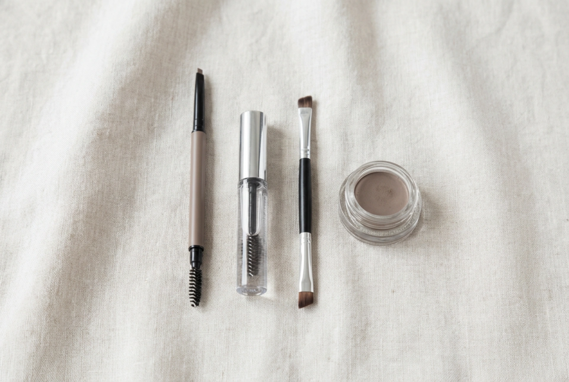 Wenkbrauwproducten die je moet hebben: hoe je een set samenstelt en gebruikt