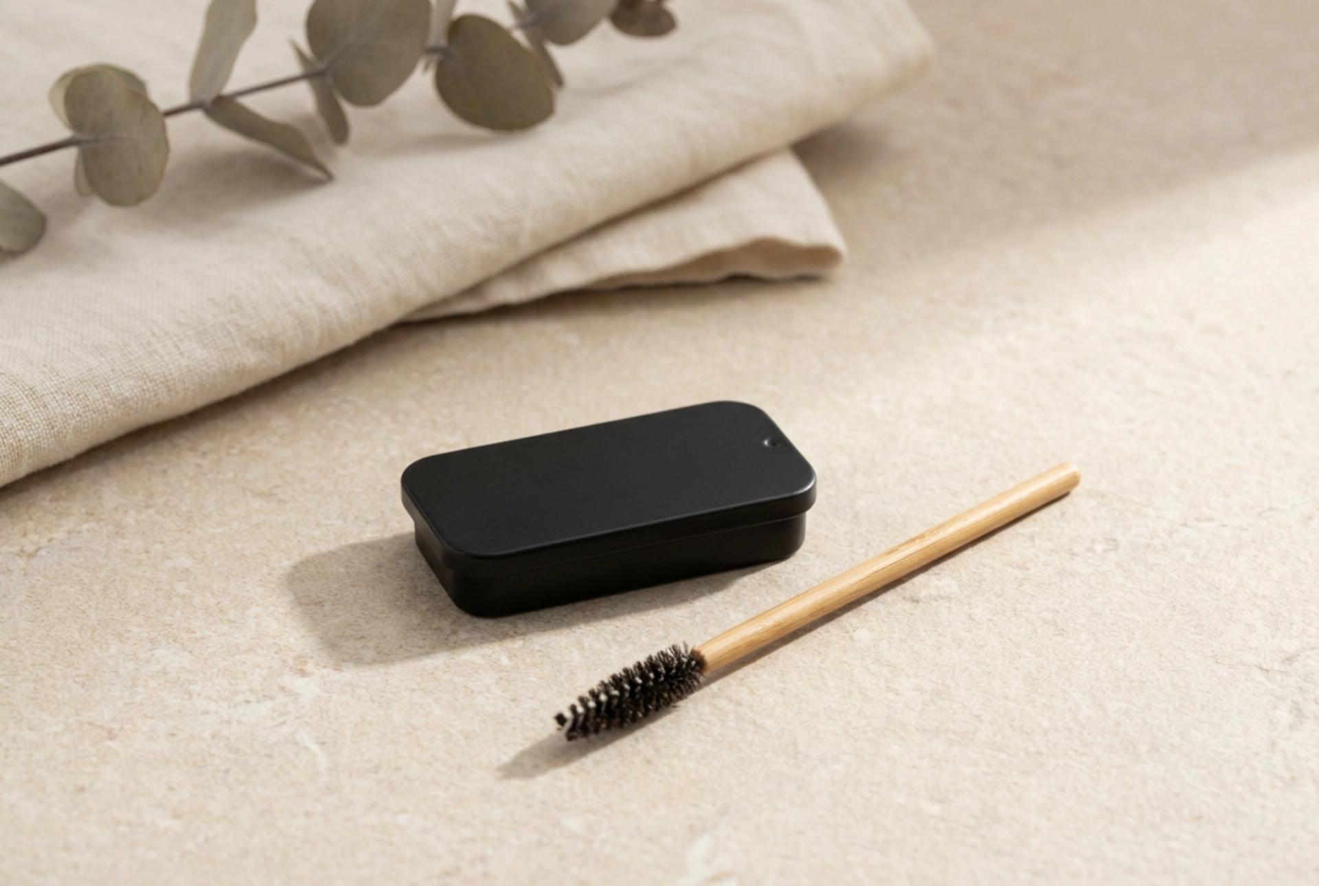 Zwarte wenkbrauwzeep: voor wie is het geschikt, hoe breng je het aan en hoe fixeer je het