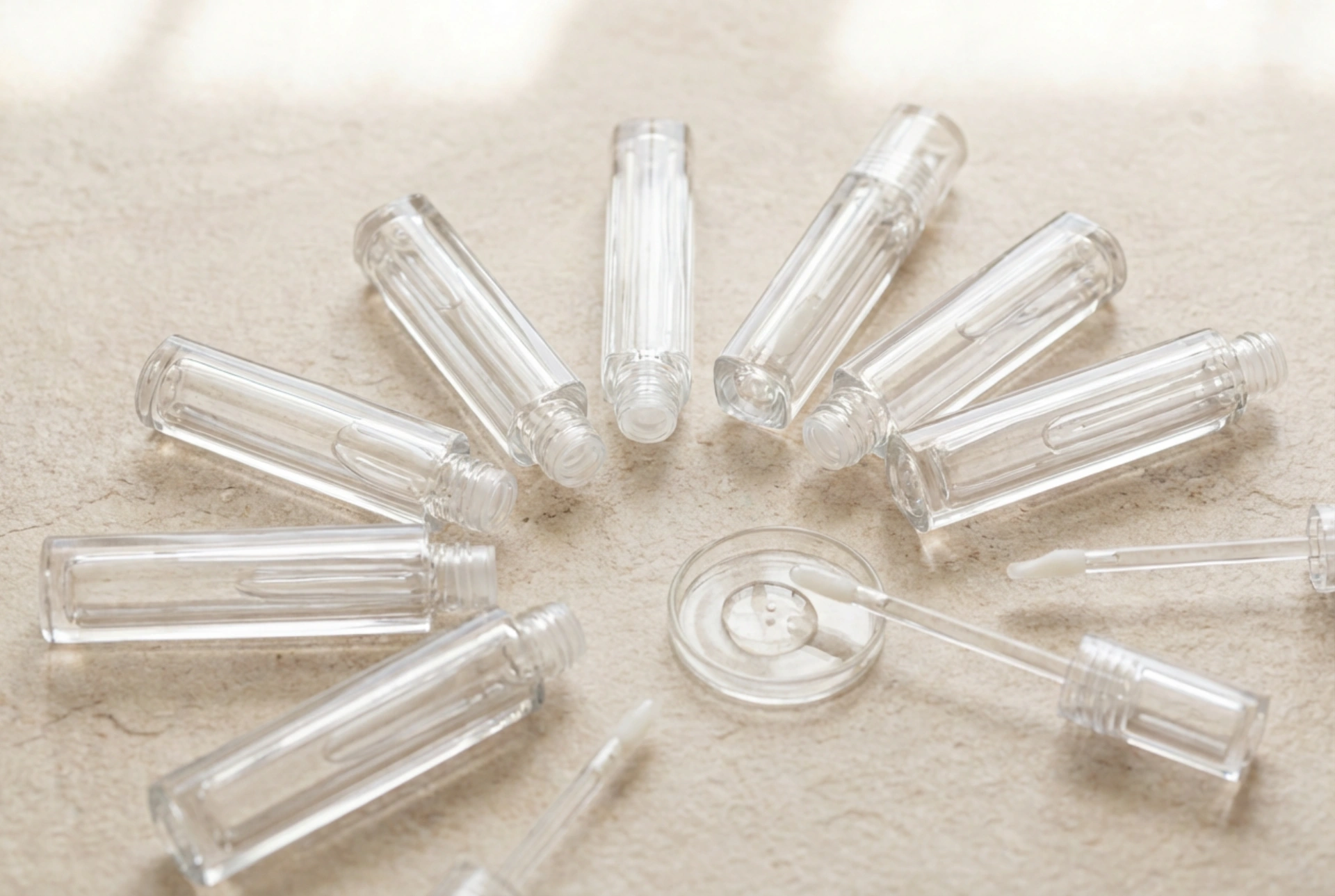 Transparante lipgloss: hoe je formules kiest en ze solo draagt