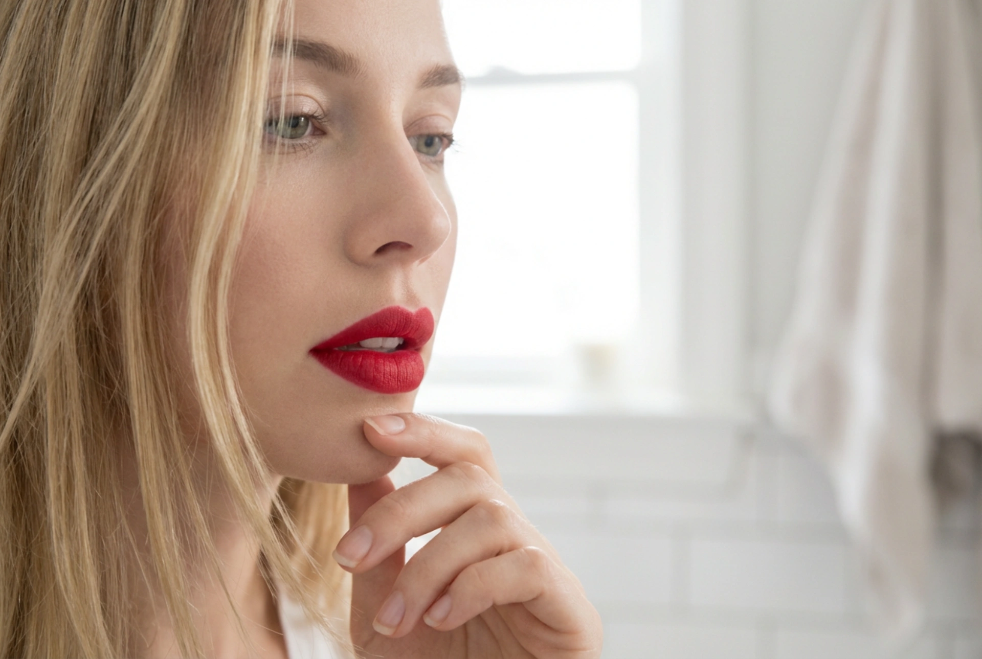 Rode lippenstift voor blondines: tinten, contrast en lichte oogmake-up