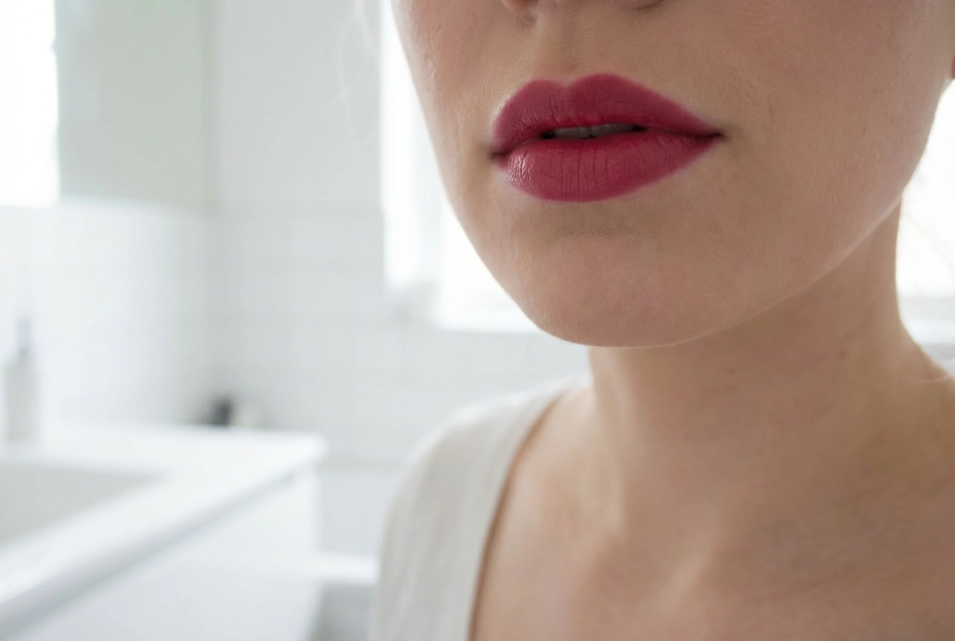 Rode lippenstift met een blauwe ondertoon: de perfecte koele tint voor een stralende glimlach