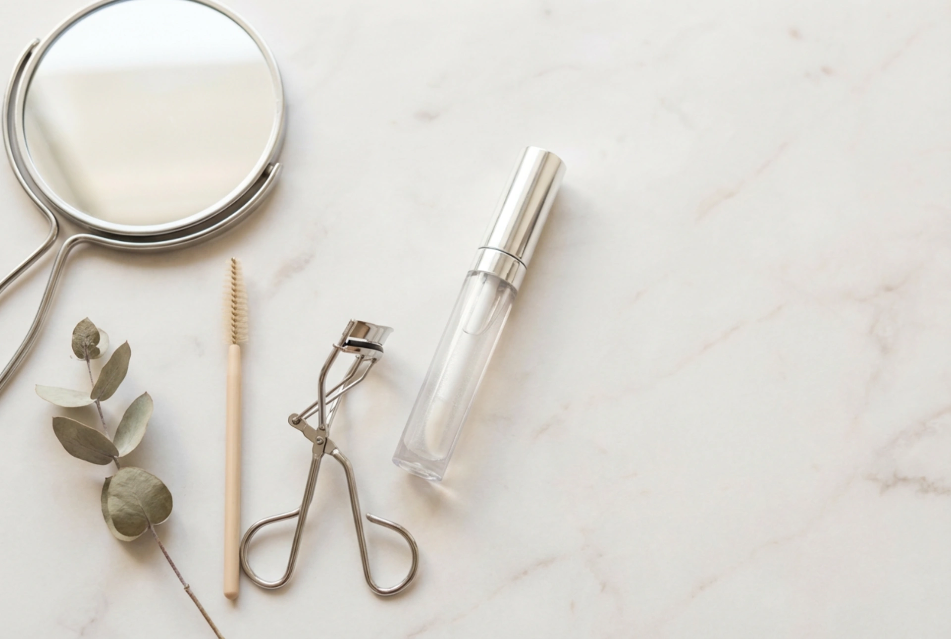 Transparante lipgloss in de toilettas: toepassingen, trucs en verzorging