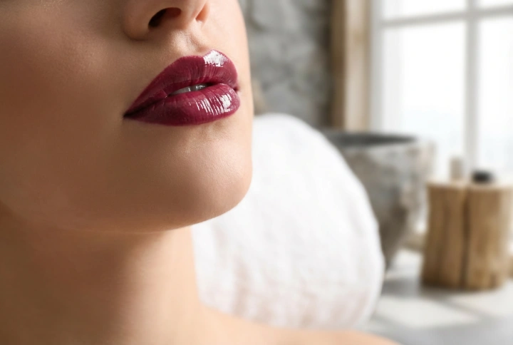 Vinyl Lippenstift Stap voor Stap: Hoe je een Gladde Glans en Strakke Contour Krijgt