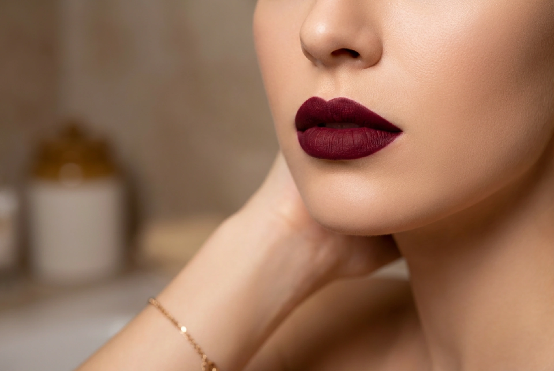 Bordeauxrode avondlippenstift: hoe voorkom je vlekken en krijg je een egale kleur
